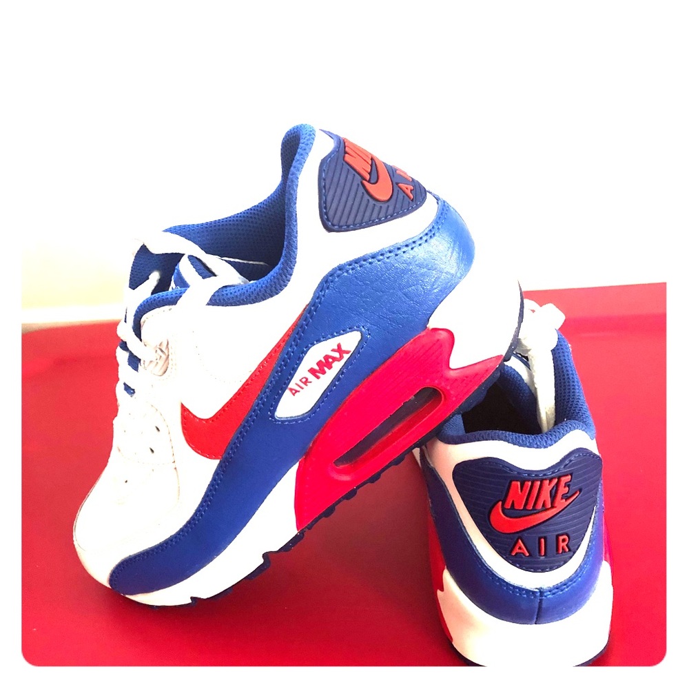 Nike Air Max Big kids size 5.5 Or Women size 7.